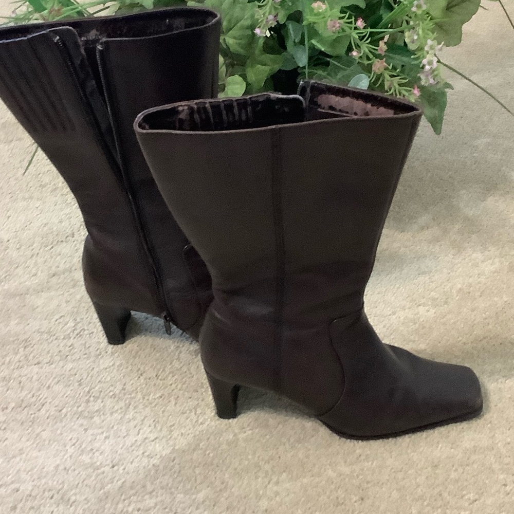 Elegant Brown Women's Boots